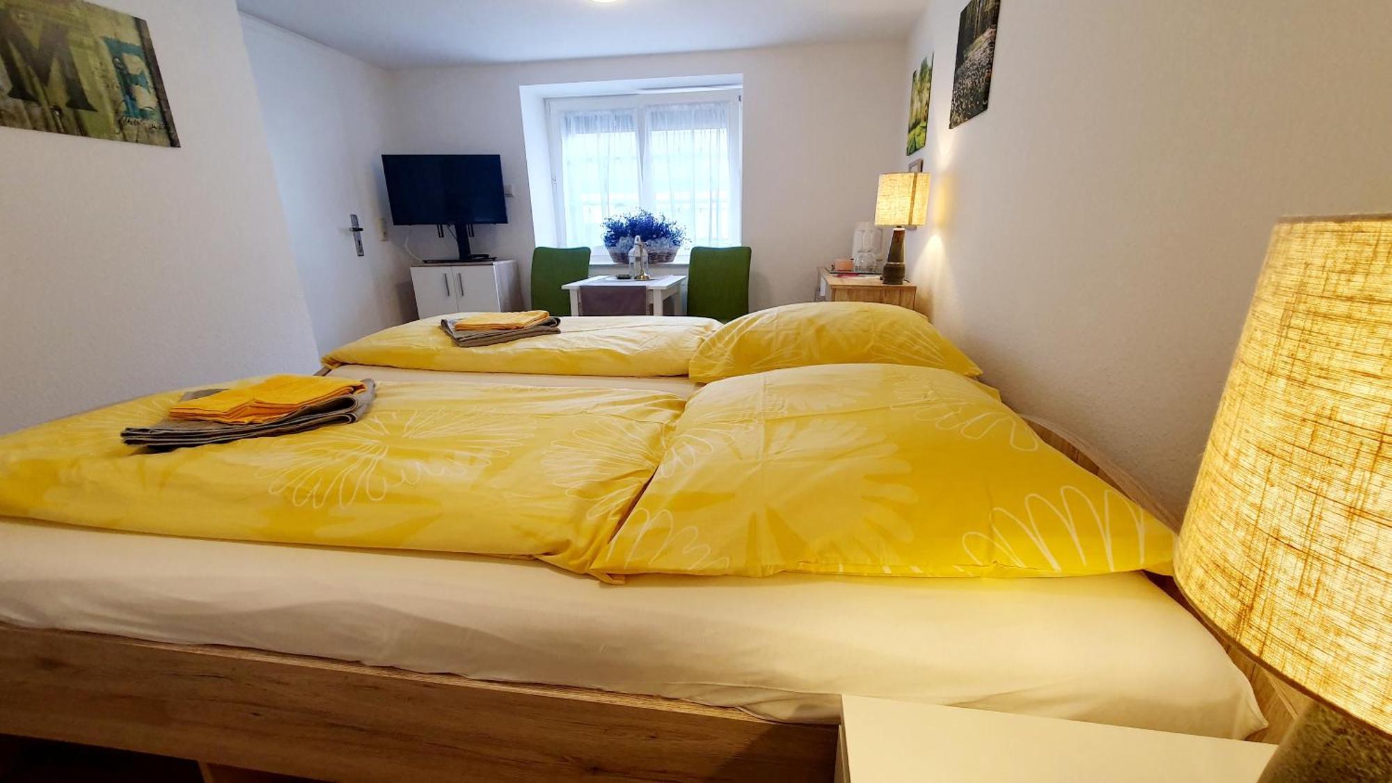Apartment Gruener Fuerst Mit Sitzecke Im Innenhof & Naehe Park & Erdgeschoss Bad Muskau Værelse billede
